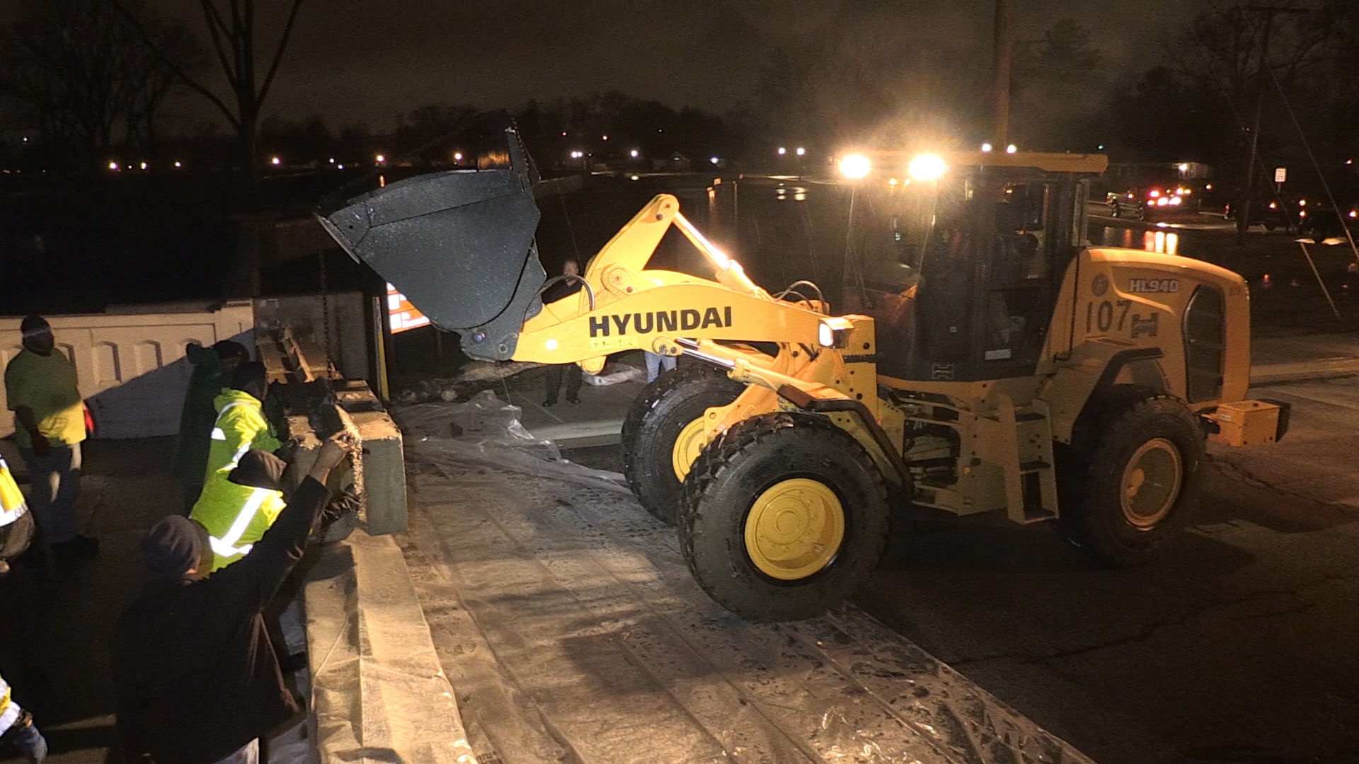 Communities along Little Calumet River brace for flooding; high water hampers travel